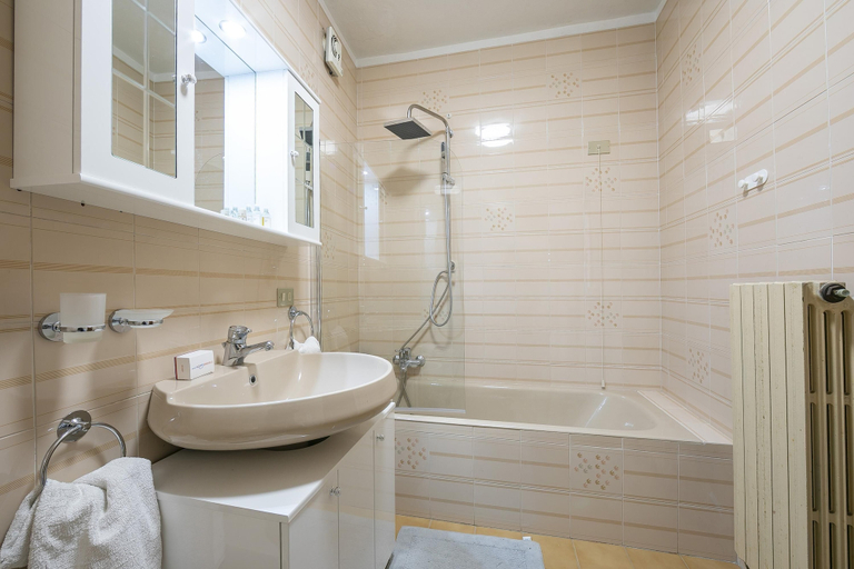 Room 4, Alma - Near Lake in Salo, Brescia