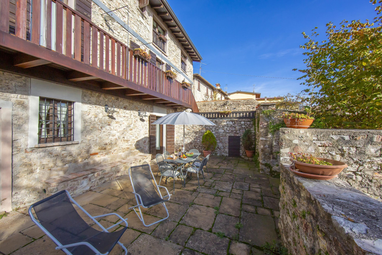 Room 4, Iris in Hilly Area in Liano-formaga, Brescia