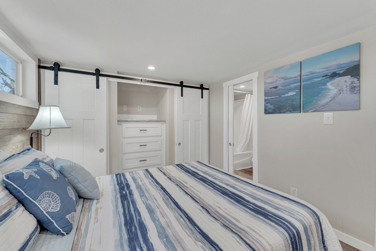 Bedroom 2, Lakeview Campground, Stone