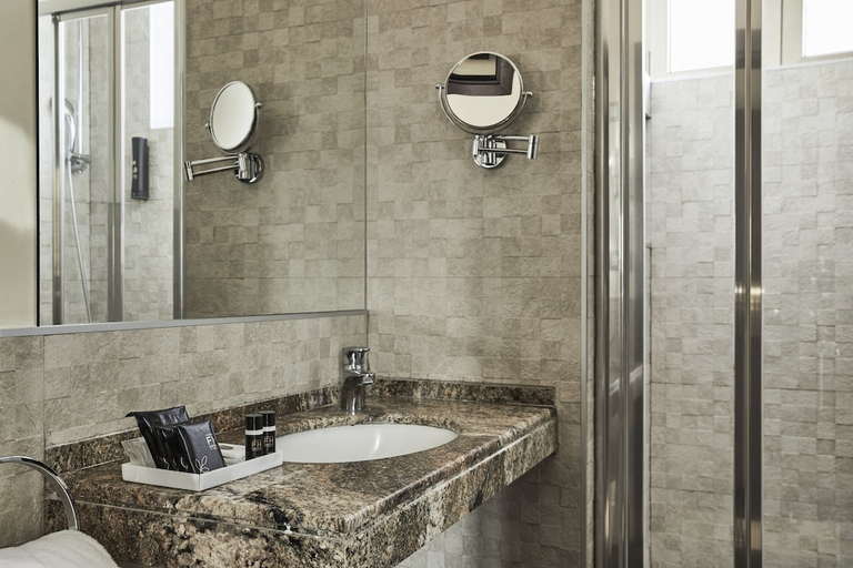 Bathroom 3, FH55 Grand Hotel Palatino, Rome