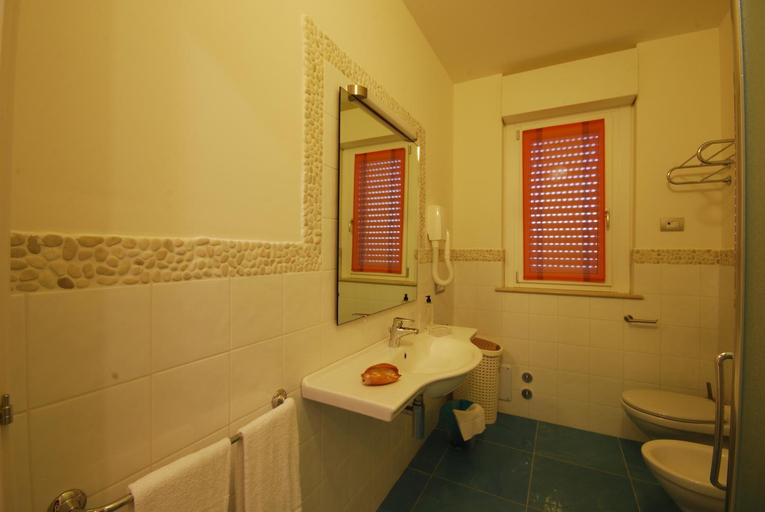 Bathroom 5, Residence Abruzzo Resort, Teramo