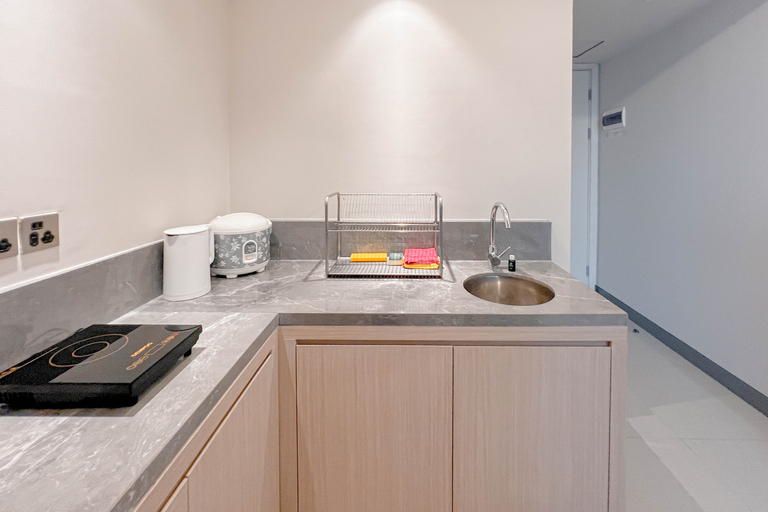 Others 2, Simple and Relaxing Studio at Supermall Mansion Benson Apartment By Travelio, Surabaya
