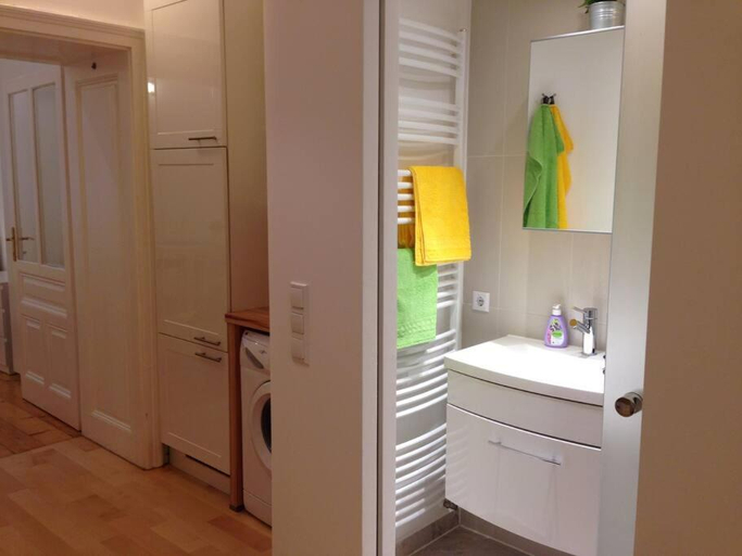 Bathroom 1, Danube Art Apartments, Wien