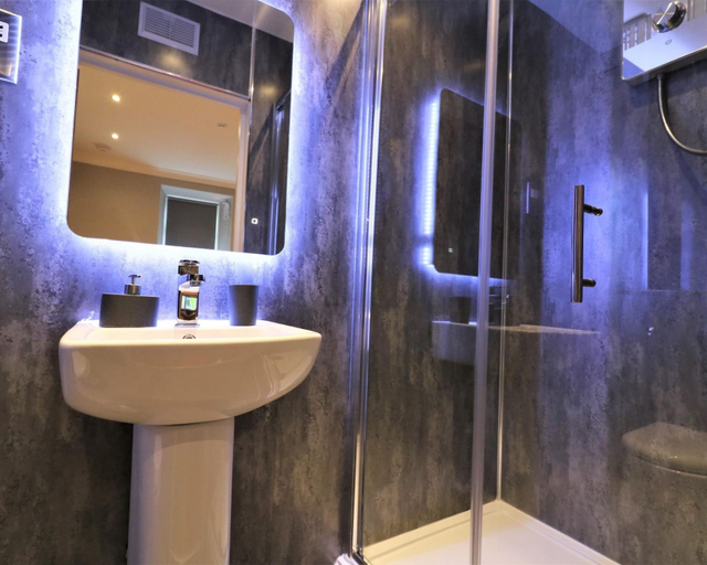 Bathroom, Linden Cottage Room 2 - Airdrie, North Lanarkshire