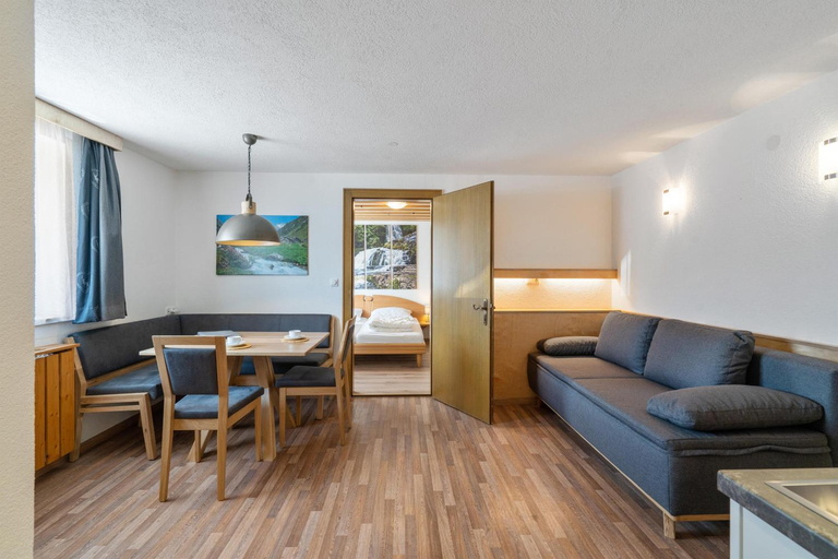 Others 4, Haus Aventurin, Landeck
