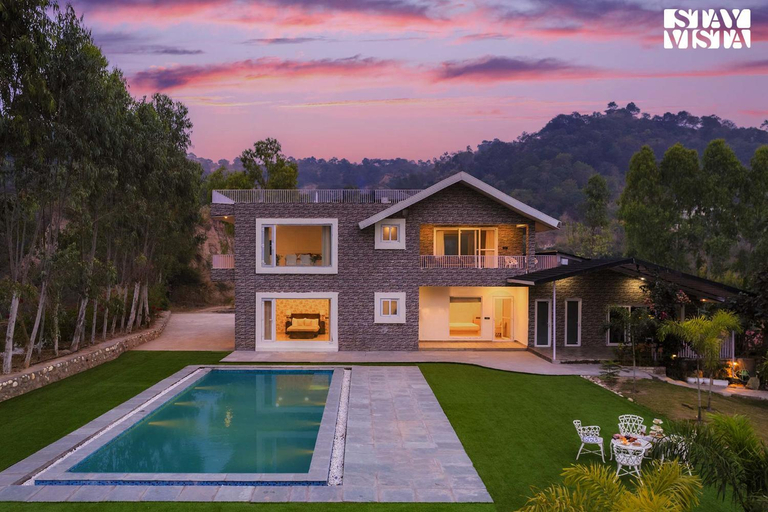 Sport & Beauty 5, StayVista at Golden Lark w/ Wi-Fi, Pool & Lawn, Panchkula