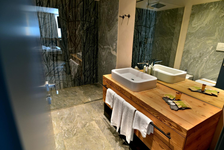 Bathroom 10