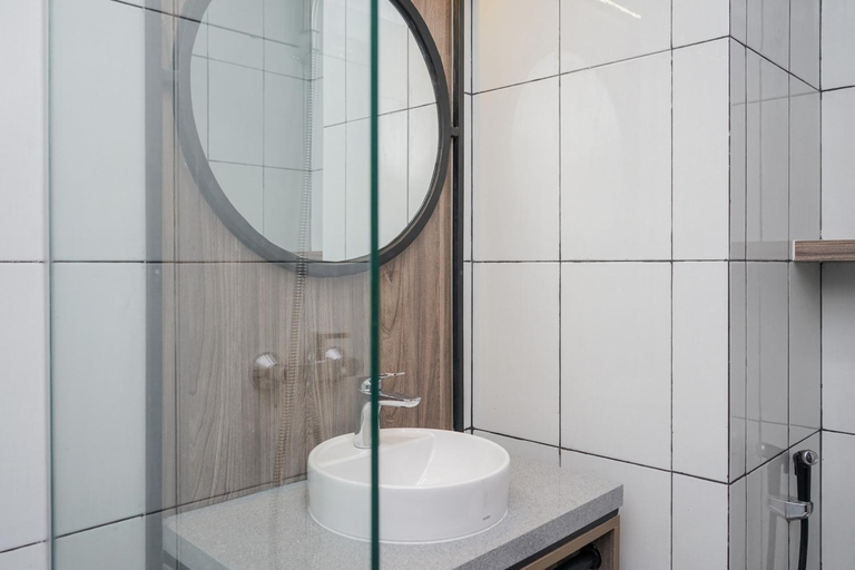 Bathroom 4, Premium Studio Casa de Parco Apartment By Travelio, Tangerang