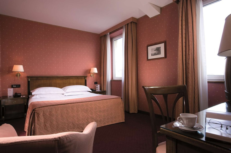 Bedroom 2, Ramada Naples City Centre, Napoli
