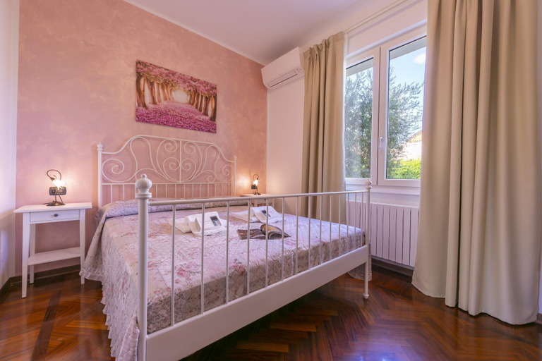 Room 2, La Maison Fleurie Appartamento Girasole, Brescia