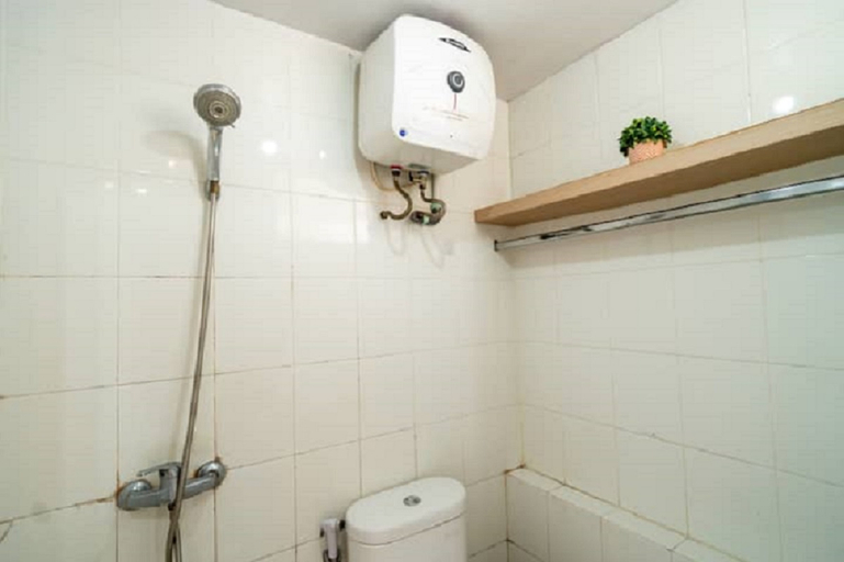 Bathroom, Lovely & safe Studio @Bassura City Netflix & chill, Jakarta Timur