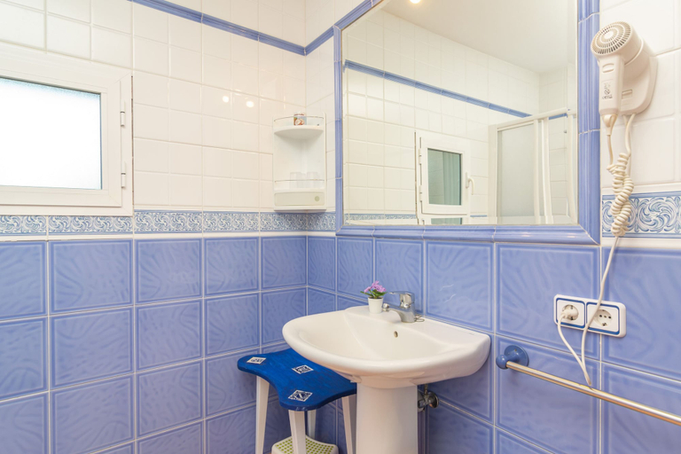 Room 4, N Amera in Santa y With 5 Bedrooms and 5 Bathrooms, Baleares