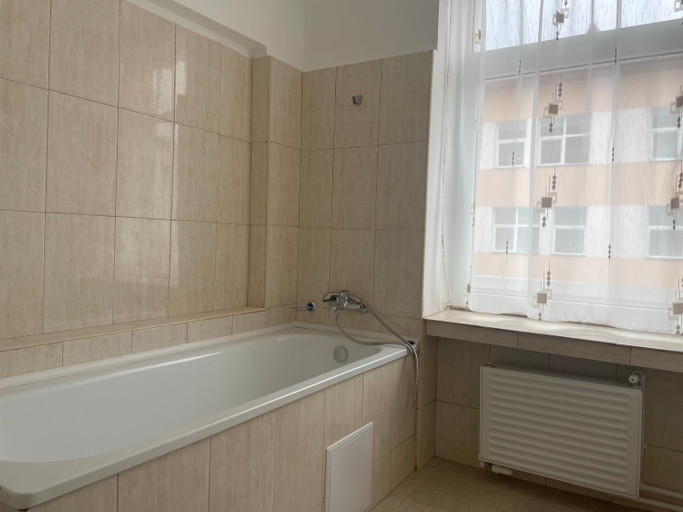 Others 4, Studio Rentals, Onesti