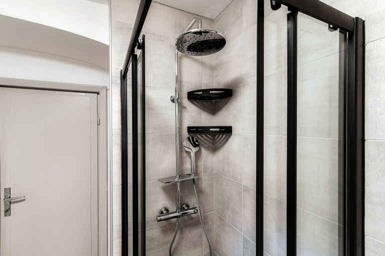 Room 2, One Love, Como