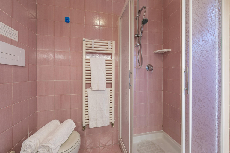 Room 5, Kristall Lago Pool-View Apartment + Balcony - Happy Rentals, Brescia