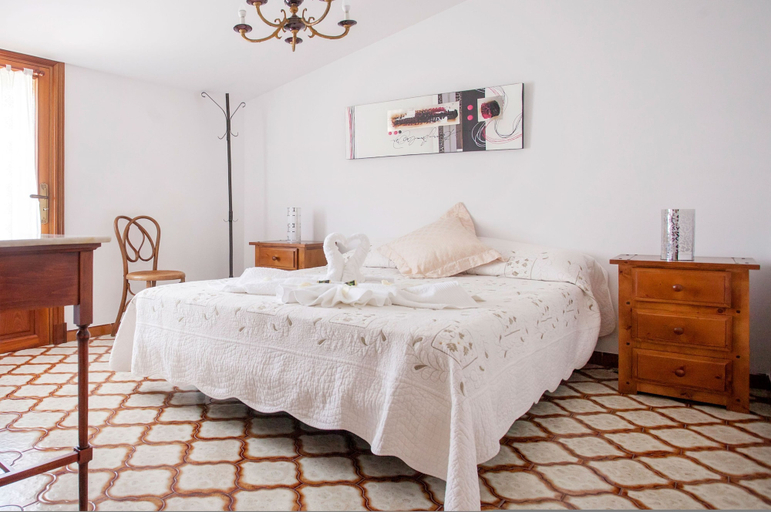 Room 5, Roses in Alc dia With 4 Bedrooms and 2 Bathrooms, Baleares