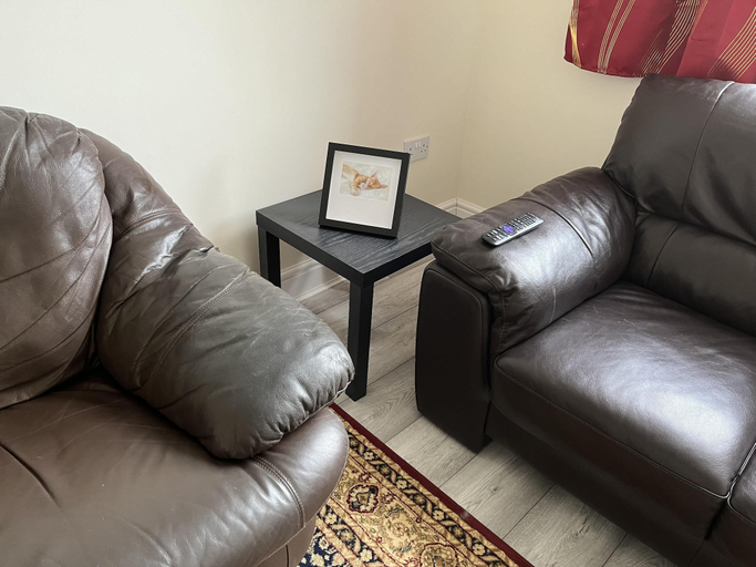 Others 5, New Spacious 4 Bed Apartment in Kew Bridge, London