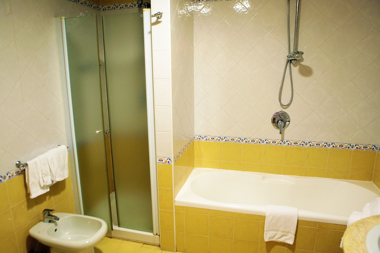 Bathroom 5, Hotel Futura Centro Congressi, Napoli