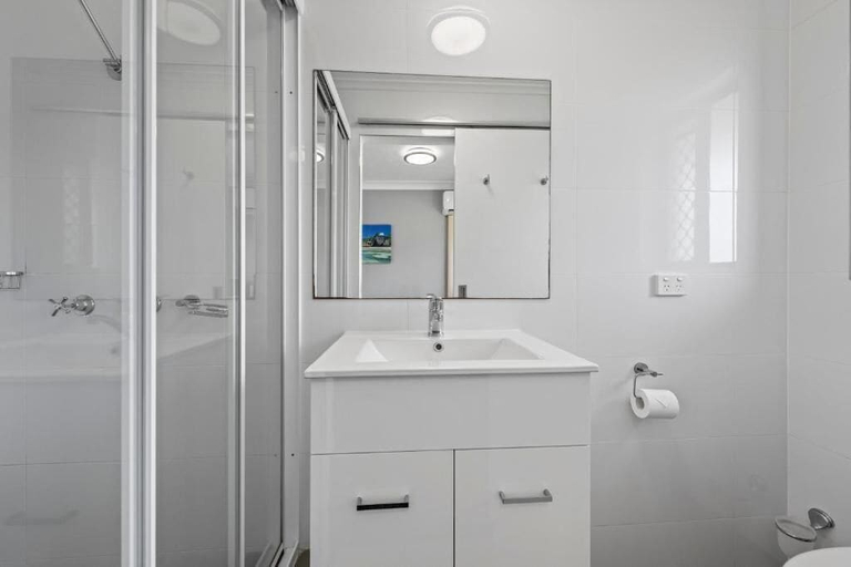 Bathroom, Gold Coast Inn, Gold Coast