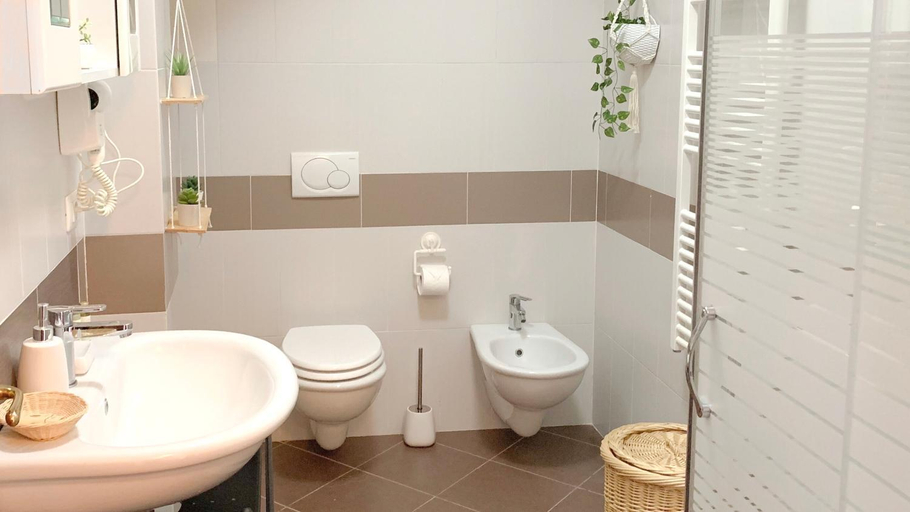 Bathroom 4, SulLago Appartamenti - Appartamento incantevole con Piscina, Perugia