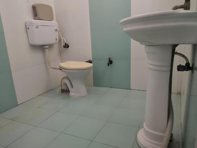 Bathroom 4, Vamoose Jhamku Palace, Jhalawar