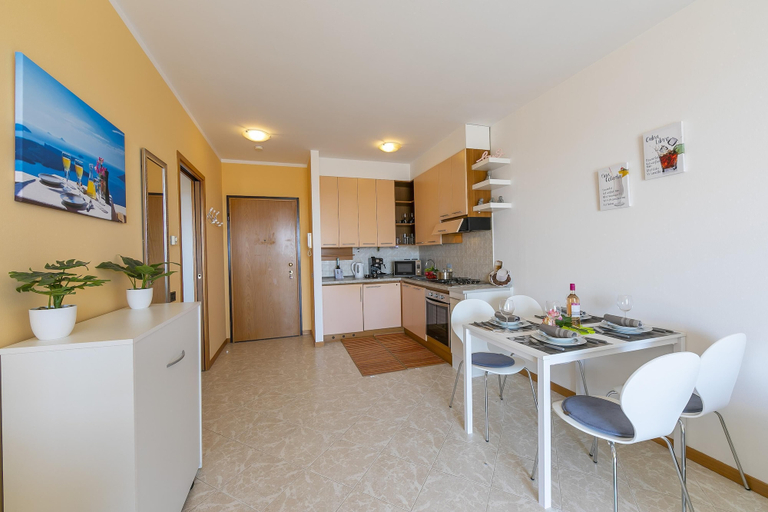 Room 2, Kristall Lago Pool-View Apartment + Balcony - Happy Rentals, Brescia