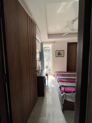 Bedroom 2, Fully Furnished Comfortable Rooms in Hauz Khas - Woodpecker Apartments, West