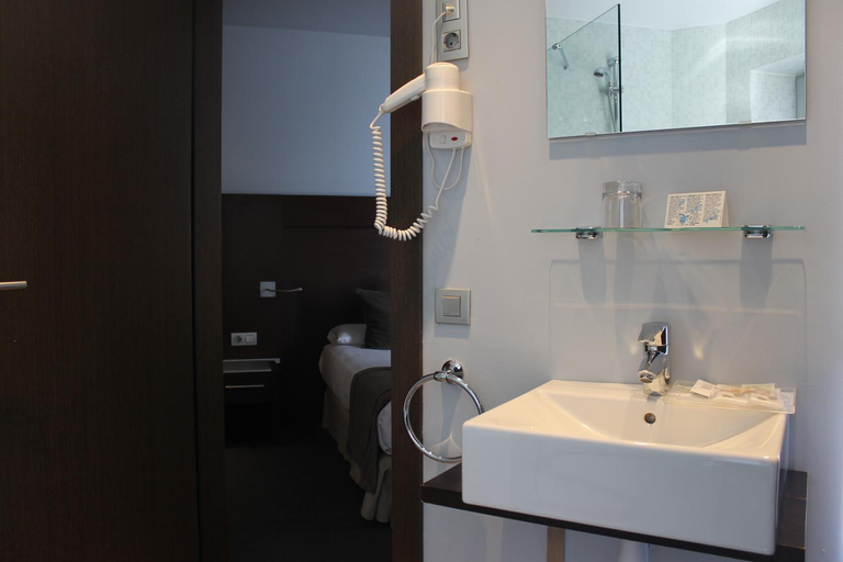 Bathroom 4, Hotel Madanis Liceo, Barcelona