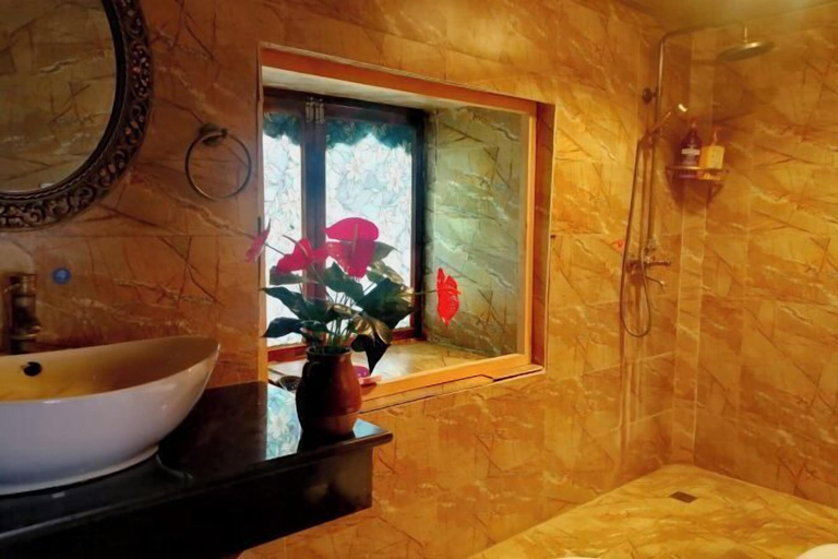 Bathroom 4, Caiyunjian Inn, Dêqên Tibetan