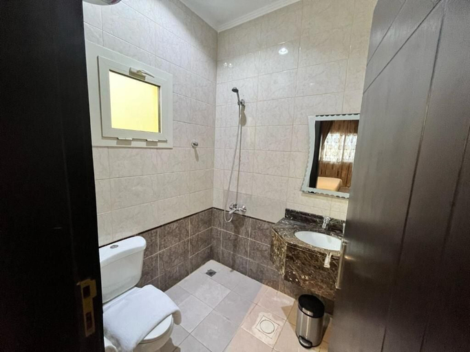 Bathroom 5, Holiday Plus Qurtubah, Riyadh
