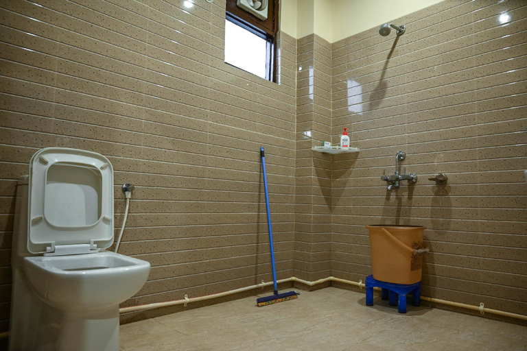 Bathroom 2, La Montana, Kangra