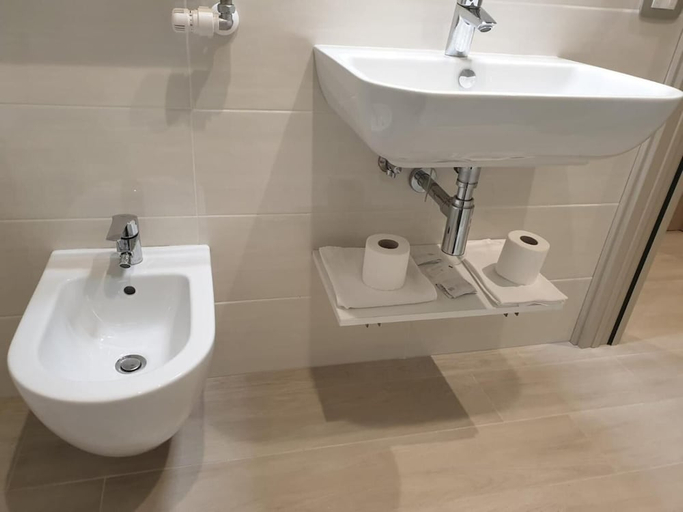 Bathroom 3, Hotel Altieri, Venezia