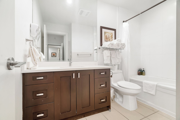 Bathroom 4, Elevated Escapes 2BR Suite Overlooking Lake, Fraser Valley