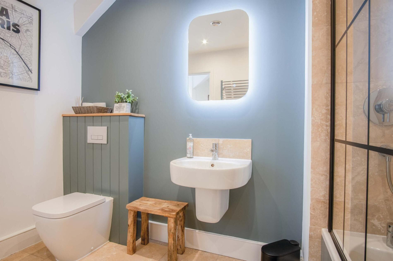 Bathroom 3, The Granary - 3 Bed Barn Conversion - Llawhaden, Pembrokeshire