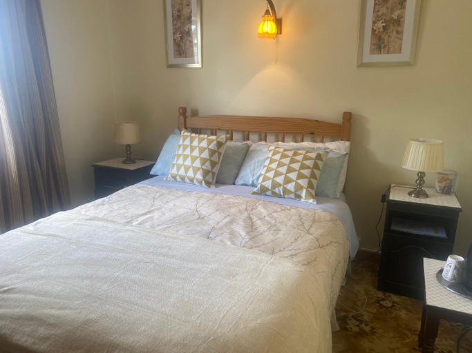Others 3, Palm Grove B&B