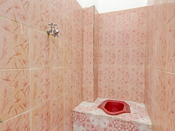 Bathroom 1, SPOT ON 91932 Guest House Mustika Syariah, Banyumas