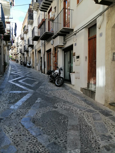 Others 2, Una Stanza a Cefalu, Palermo