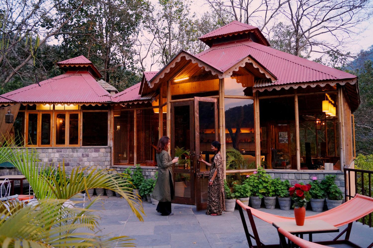 Exterior & Views