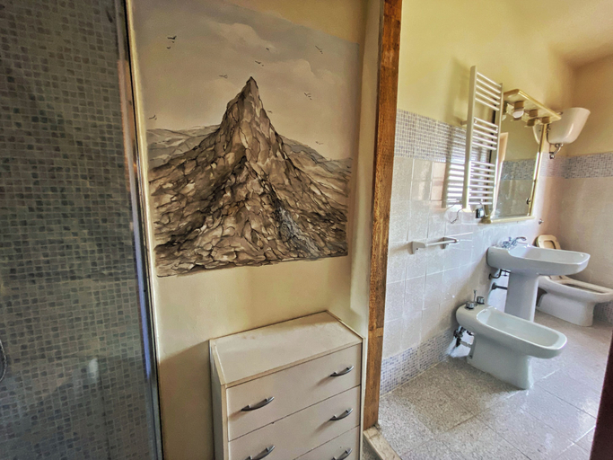 Bathroom 4, Collis Petri Relais, L'Aquila
