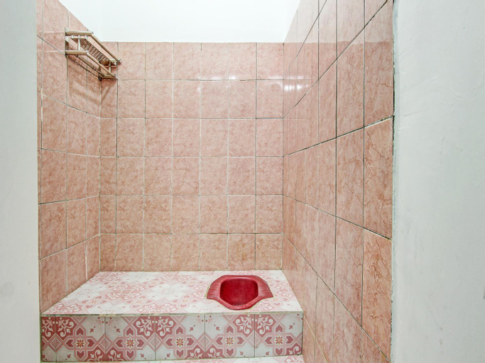 Bathroom 3, SPOT ON 91932 Guest House Mustika Syariah, Banyumas