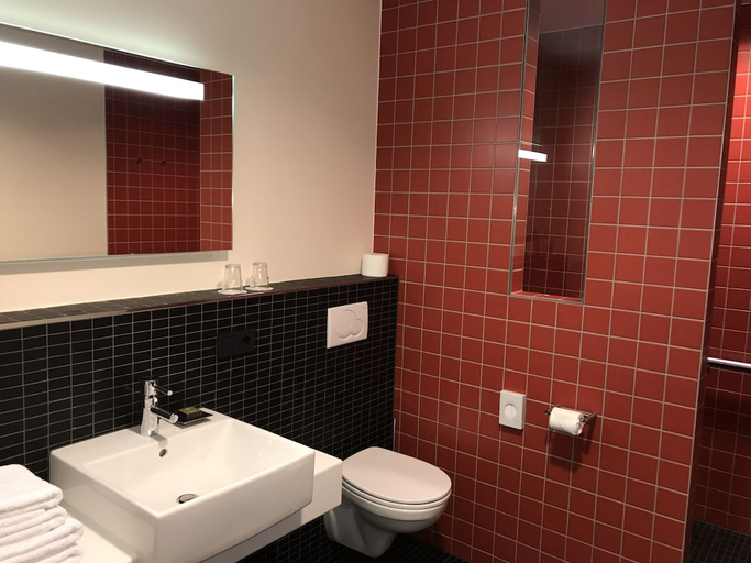 Bathroom 3, Hotel De l'Abbaye / AM Klouschter, Remich