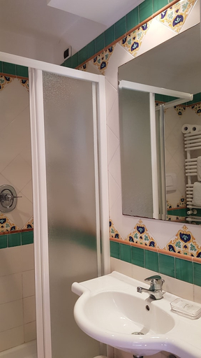 Bathroom 3, Villaggio Verde, Napoli