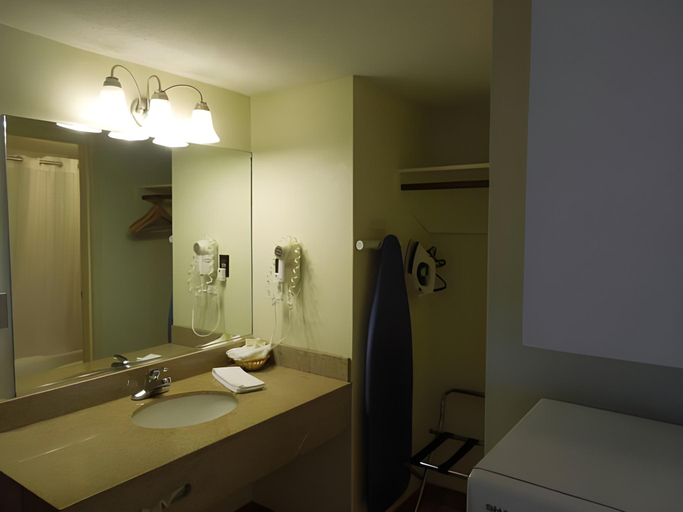Bathroom 4, The Capes Hotel, Virginia Beach
