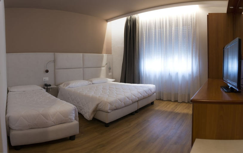 Bedroom 2, Everest Hotel, Trento
