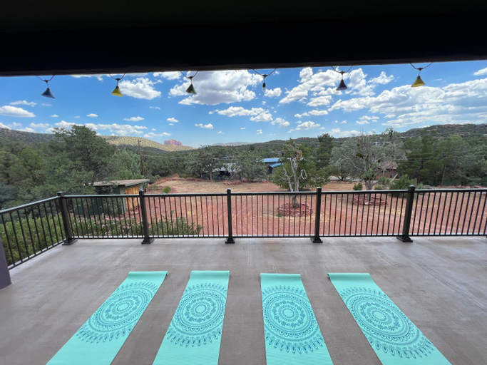 Close to Fresh Creek! Sleeps 12 ~ Amazing Views w/Serene Open Space ~ Hot Tub + Game Room ~ Trails o, Yavapai
