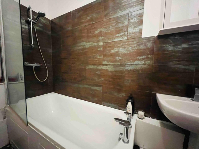 Bathroom 5, Apartment Sleeps 7 With Wifi, London
