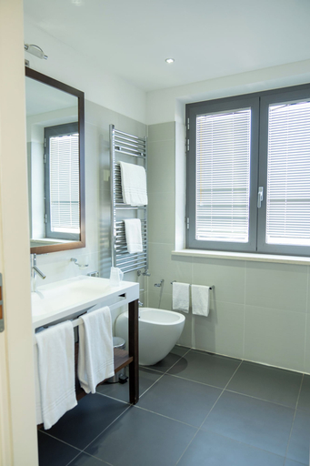 Bathroom 4, Hotel Napoleon, Crotone