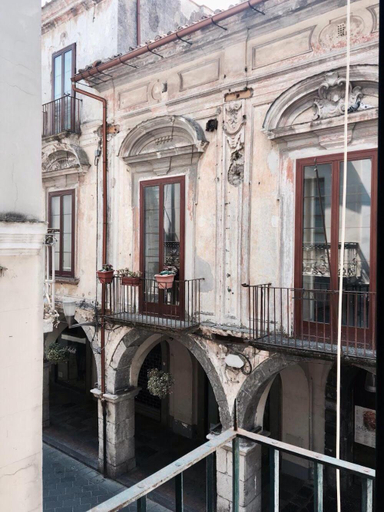 Others 5, Grande borgo, Salerno