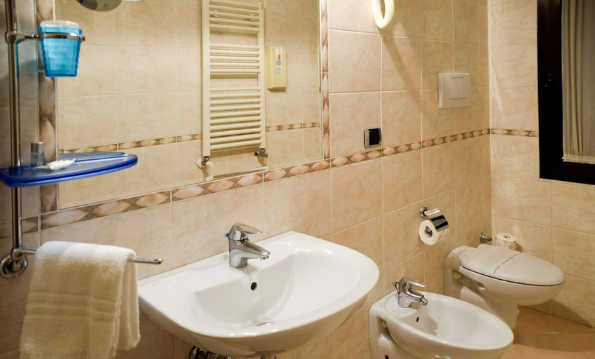 Bathroom 3, Hotel Nuova Mestre, Venezia