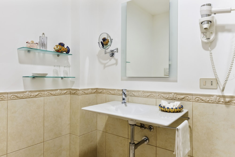 Bathroom 4, Grand Hotel Miramare, Messina
